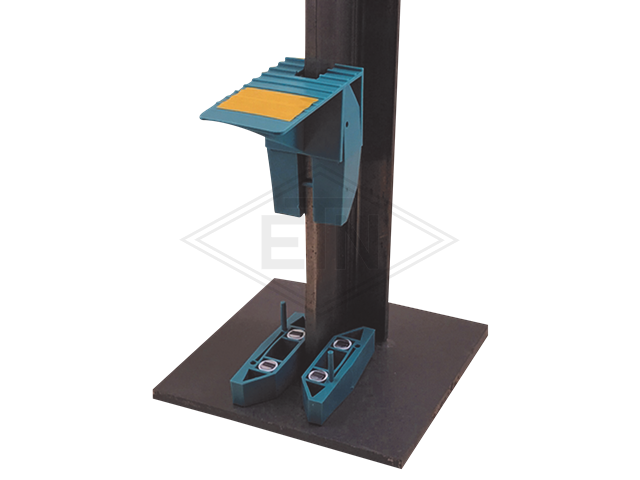 Holding system voor Oil collecting pots rond magnetic houder en plattform, met sticking materiaal voor fixation on de rails
